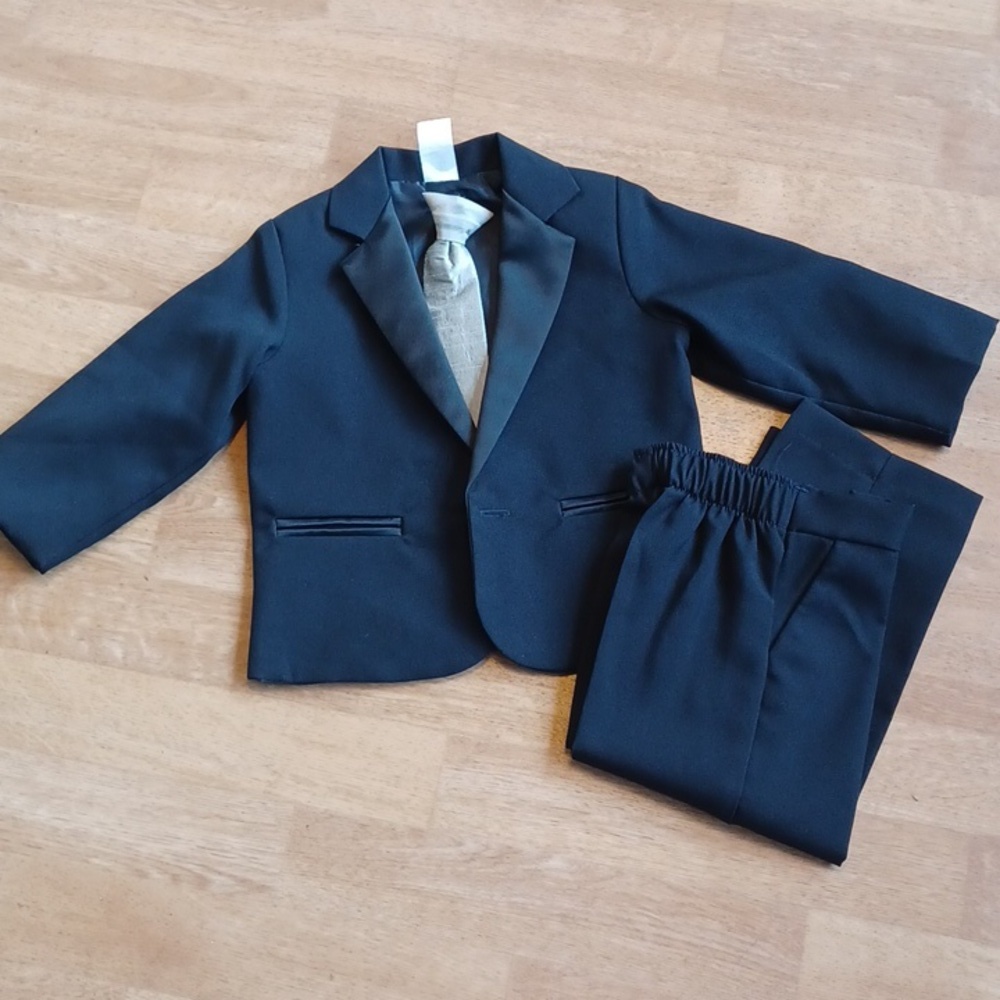 Little Boys Tuxedo size 2, dinner jacket, pants, tie